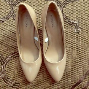 Classic nude pumps